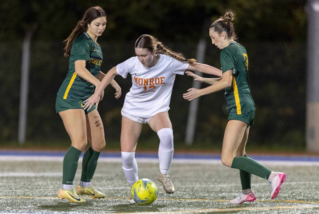 Monroes Kiana Landerdahl dribbles the ball while Shorecrests Sophia Tubbs and Ava Sasnett defend during the 3A girls district game on Nov. 4, 2025 in Shoreline, Washington. (Olivia Vanni / The Herald)