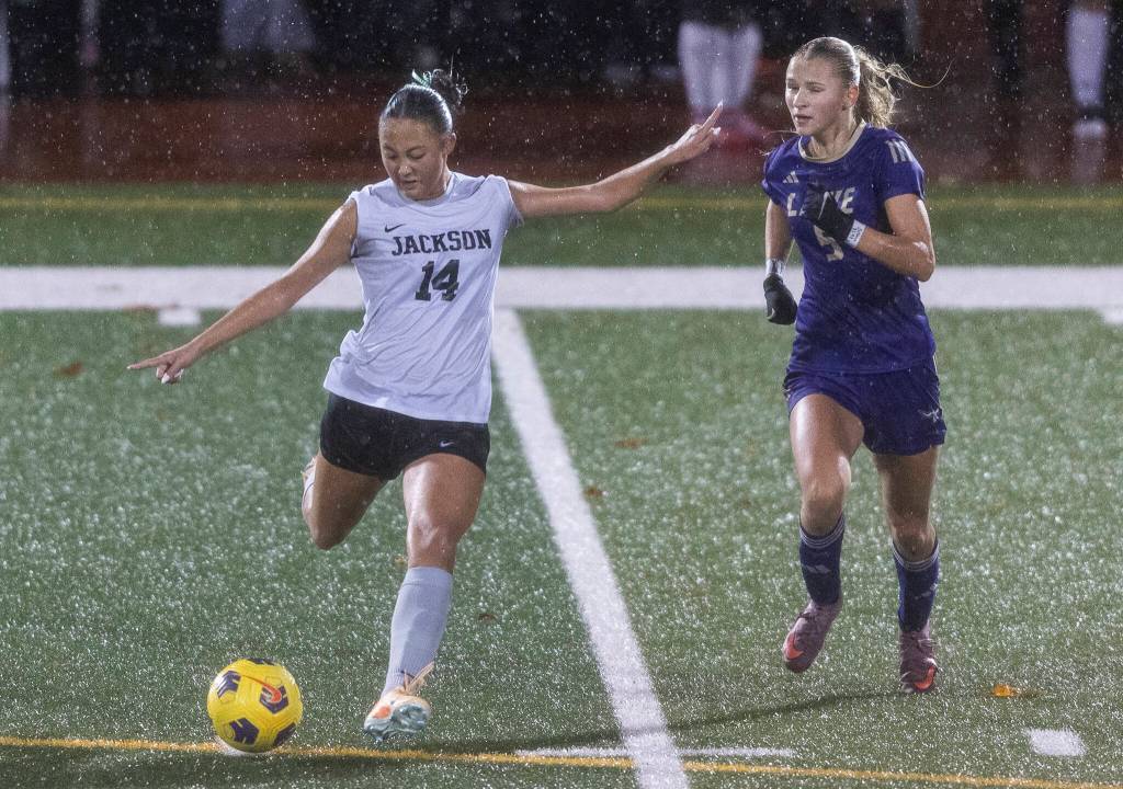 Jacksons Mailynn Jeffries crosses the ball during the 4A girls district game against Lake Stevens on Nov. 5, 2025 in Lake Stevens, Washington. (Olivia Vanni / The Herald)