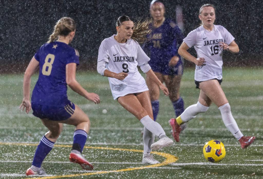 Jacksons Amelia Ford passes the ball during the 4A girls district game against Lake Stevens on Nov. 5, 2025 in Lake Stevens, Washington. (Olivia Vanni / The Herald)