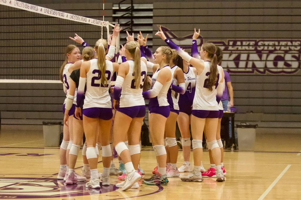 Lake Stevens volleyball huddles together after securing a 3-0 win against Mount Si in the District 1/2 4A semifinals at Lake Stevens High School on Nov. 13, 2025. (Joe Pohoryles / The Herald)
