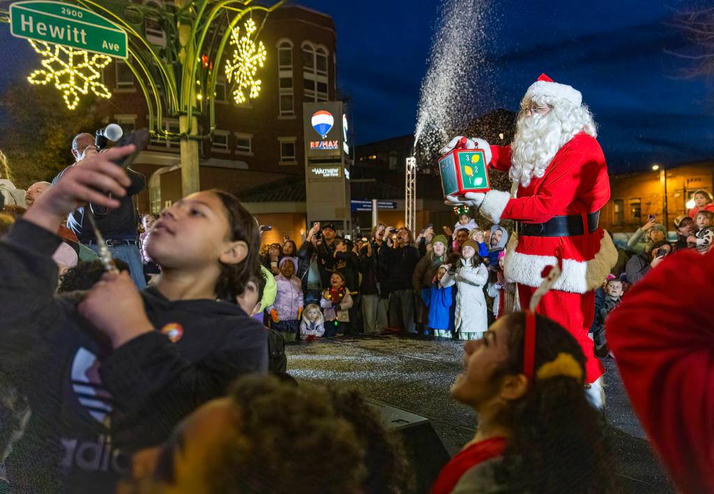 Santa Claus turns on the holiday lights during Wintertide on Nov. 28, 2025 in Everett, Washington. (Olivia Vanni / The Herald)