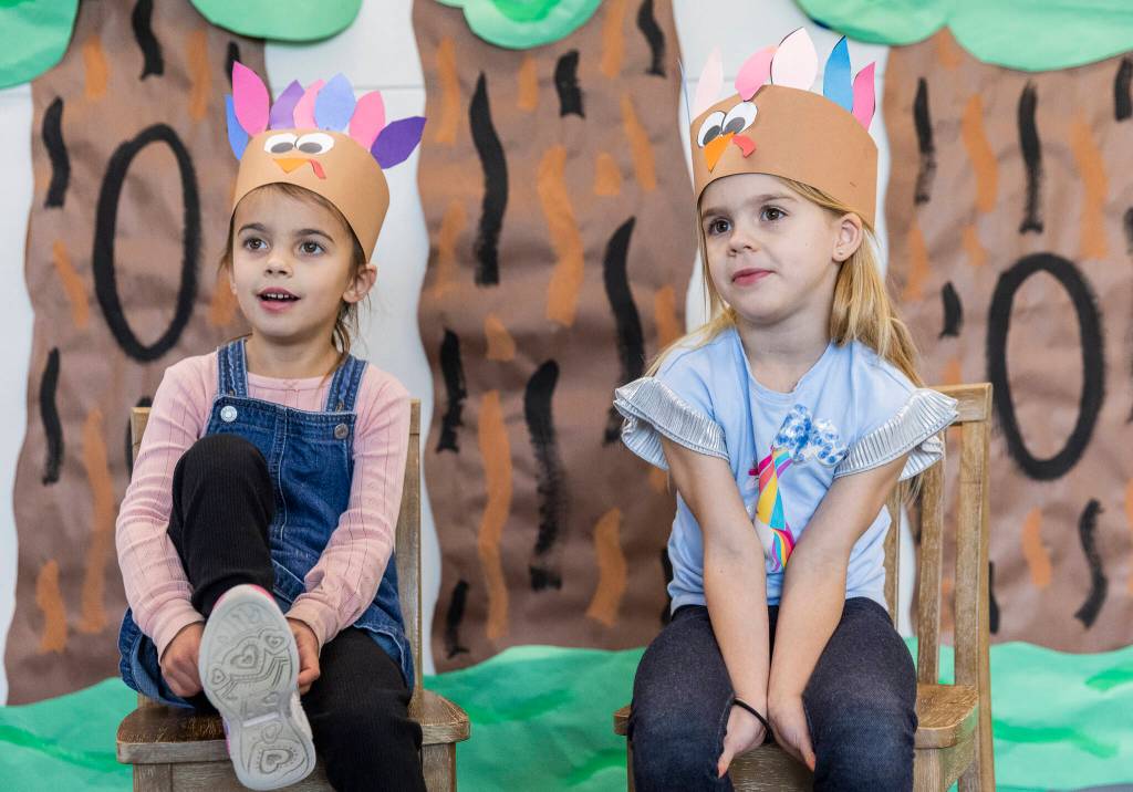 Stevens Creek kindergarteners Emmy Taylor, 5, left, and Addie Swanson, 5, right, talk about the first Thanksgiving on Nov. 20, 2025 in Lake Stevens, Washington. (Olivia Vanni / The Herald)