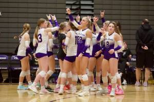 Lake Stevens volleyball breaks out of a timeout during its 3-0 win against Mount Si in the District 1/2 4A semifinals at Lake Stevens High School on Nov. 13, 2025. (Joe Pohoryles / The Herald)