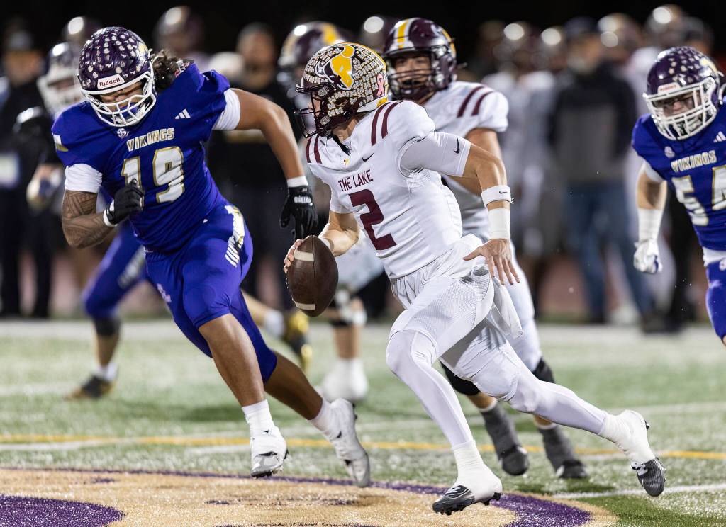 Moses Lakess Brady Jay scrambles with the ball during the 4A state football quarterfinal game against Lake Stevens on Nov. 22, 2025 in Lake Stevens, Washington. (Olivia Vanni / The Herald)