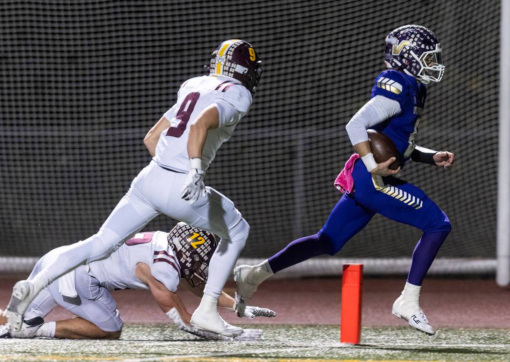 Lake Stevens Blake Moser runs the ball into the end zone for a touchdown during the 4A state football quarterfinal game against Moses Lake on Nov. 22, 2025 in Lake Stevens, Washington. (Olivia Vanni / The Herald)
