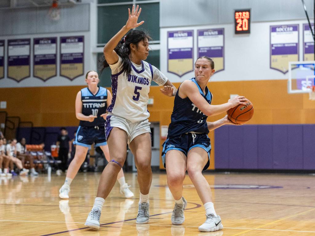Lake Stevens Noelani Tupua guards Tenison Woods Macca Burke during the game on Dec. 2, 2025 in Lake Stevens, Washington. (Olivia Vanni / The Herald)