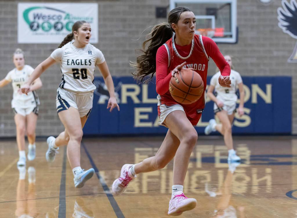 Stanwoods Georgia Lenz takes the ball up the court during the game against Arlington on Dec. 3, 2025 in Arlington, Washington. (Olivia Vanni / The Herald)
