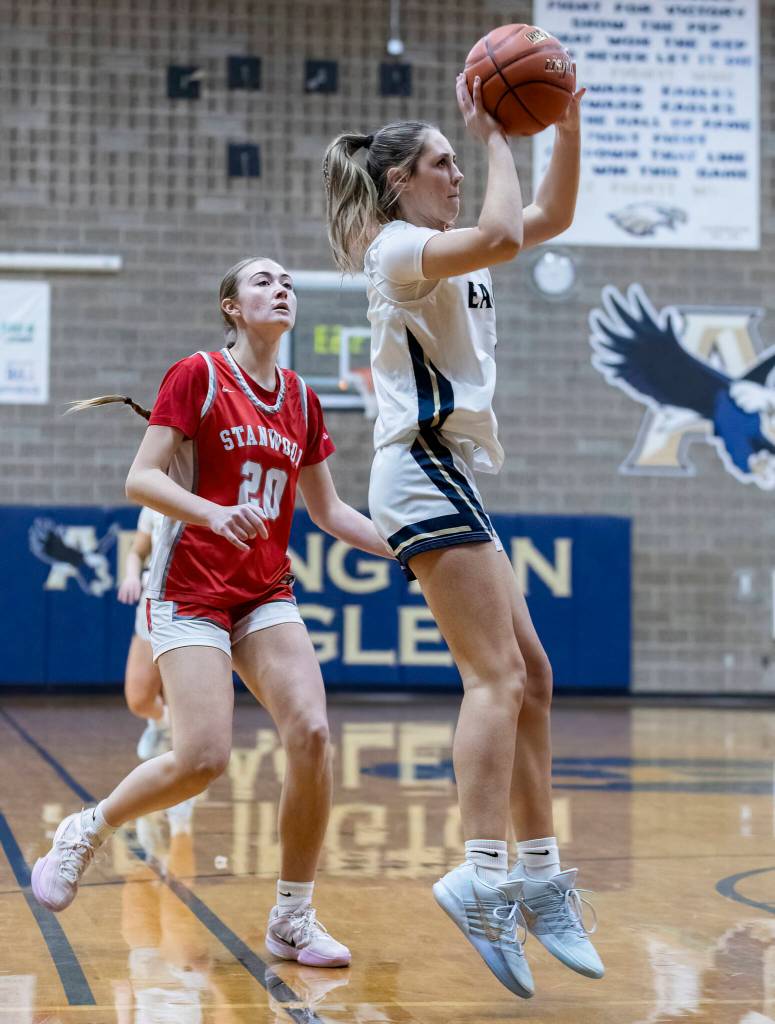 Arlingtons Kailee Anderson takes a jump shot during the game against Stanwood on Dec. 3, 2025 in Arlington, Washington. (Olivia Vanni / The Herald)