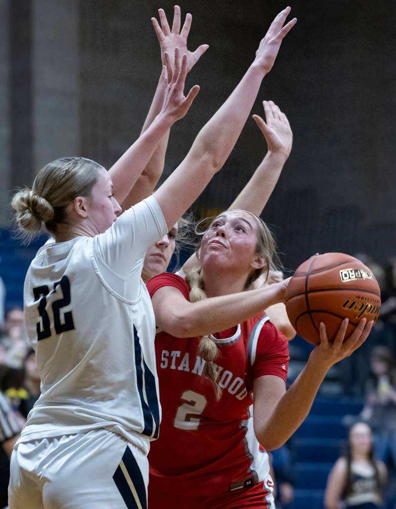 Arlingtons Grace Boekenoogen guards Stanwoods Ellalee Wortham during the game on Dec. 3, 2025 in Arlington, Washington. (Olivia Vanni / The Herald)