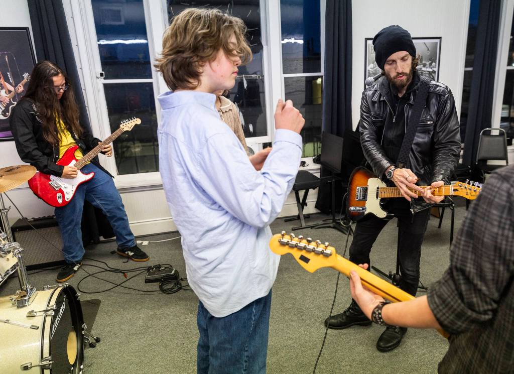 The founder of the Music Circle Jonathan Olson leads a group lesson on Dec. 1, 2025 in Everett, Washington. (Olivia Vanni / The Herald)