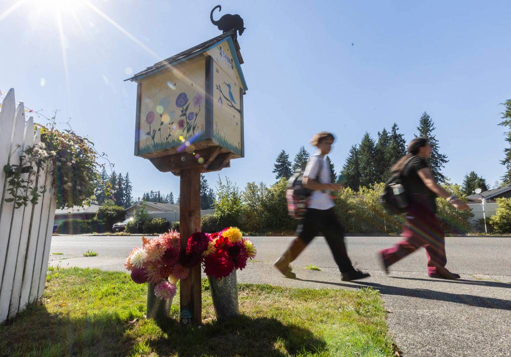 Students walk by Anne Maria Jacobsons Little Free Library along Beverly Lane on Sept. 16, 2025 in Everett. (Olivia Vanni / The Herald)