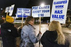 Diane Grossenbacher, an office manger at Lynndale Elementary School, rallys outside of the Edmonds School District building before a meeting to push for the district for a contract on Tuesday, Dec. 9, 2025 in Edmonds, Washington. (Olivia Vanni / The Herald)