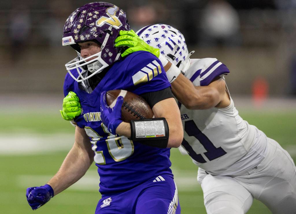 Lake Stevens Grayson Eggers is tackled by Sumners Elias Tulifua during the 4A state championship game at Husky Stadium on Saturday, Dec. 6, 2025 in Seattle, Washington. (Olivia Vanni / The Herald)