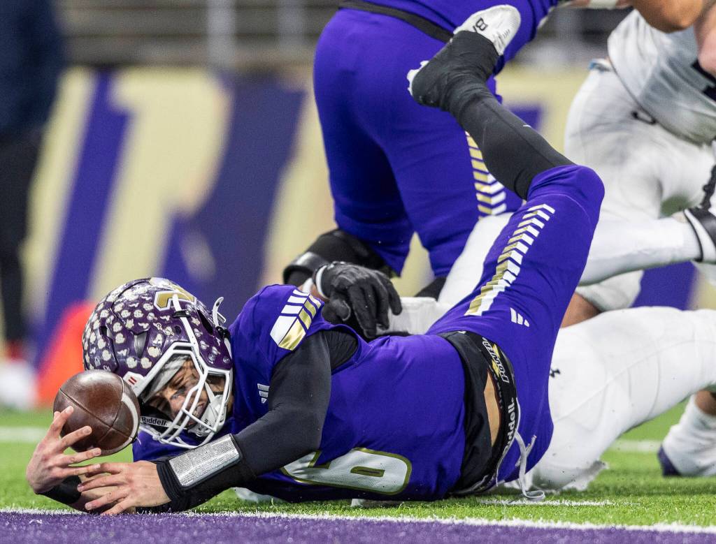 Lake Stevens Blake Moser reaches across the end line falling just short of a touchdown during the 4A state championship game against Sumner at Husky Stadium on Saturday, Dec. 6, 2025 in Seattle, Washington. (Olivia Vanni / The Herald)