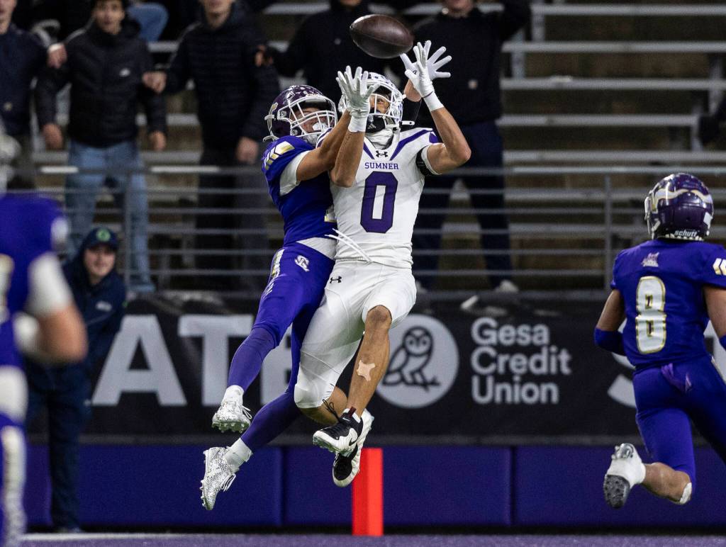 Lake Stevens Kekoa Okiyama blocks a pass to Sumners Braylon Pope during the 4A state championship game at Husky Stadium on Saturday, Dec. 6, 2025 in Seattle, Washington. (Olivia Vanni / The Herald)