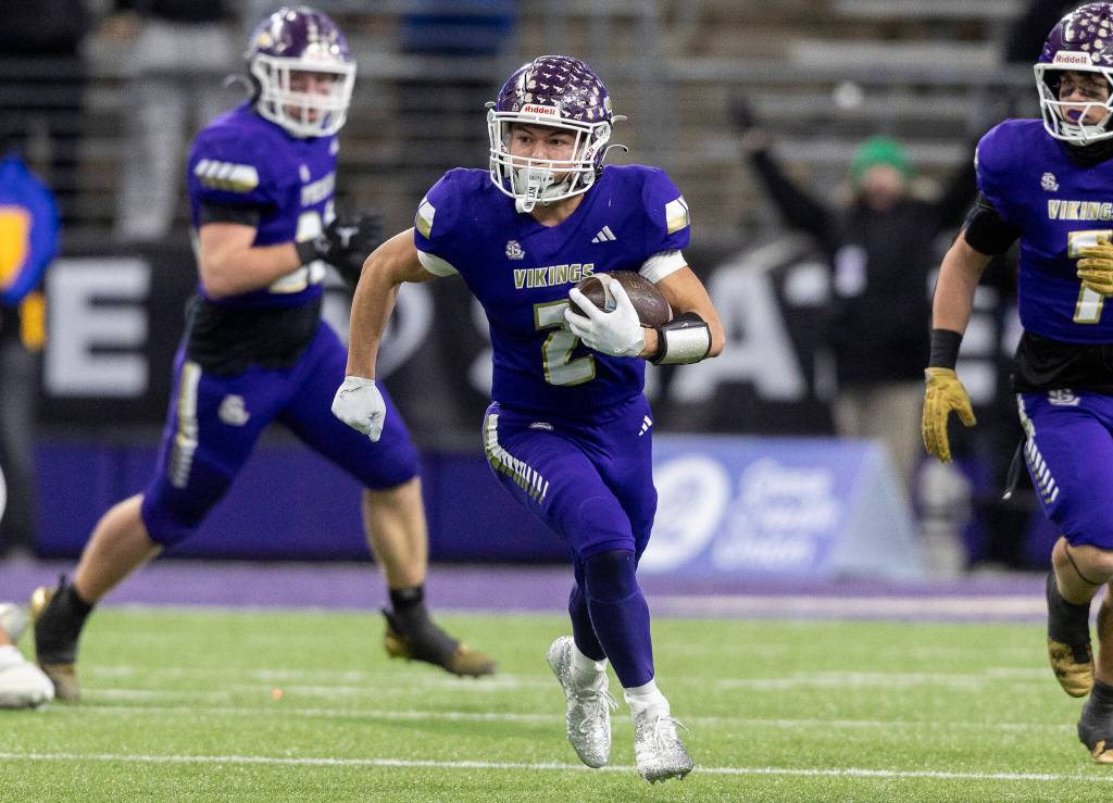 Lake Stevens Kekoa Okiyama runs the ball during the 4A state championship game against Sumner at Husky Stadium on Saturday, Dec. 6, 2025 in Seattle, Washington. (Olivia Vanni / The Herald)