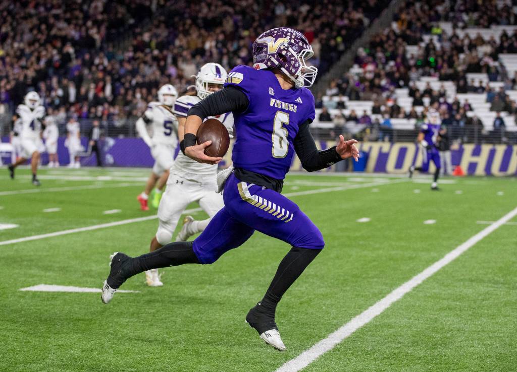 Lake Stevens Blake Moser runs the ball upfield to the end zone for a touchdown during the 4A state championship game against Sumner at Husky Stadium on Saturday, Dec. 6, 2025 in Seattle, Washington. (Olivia Vanni / The Herald)