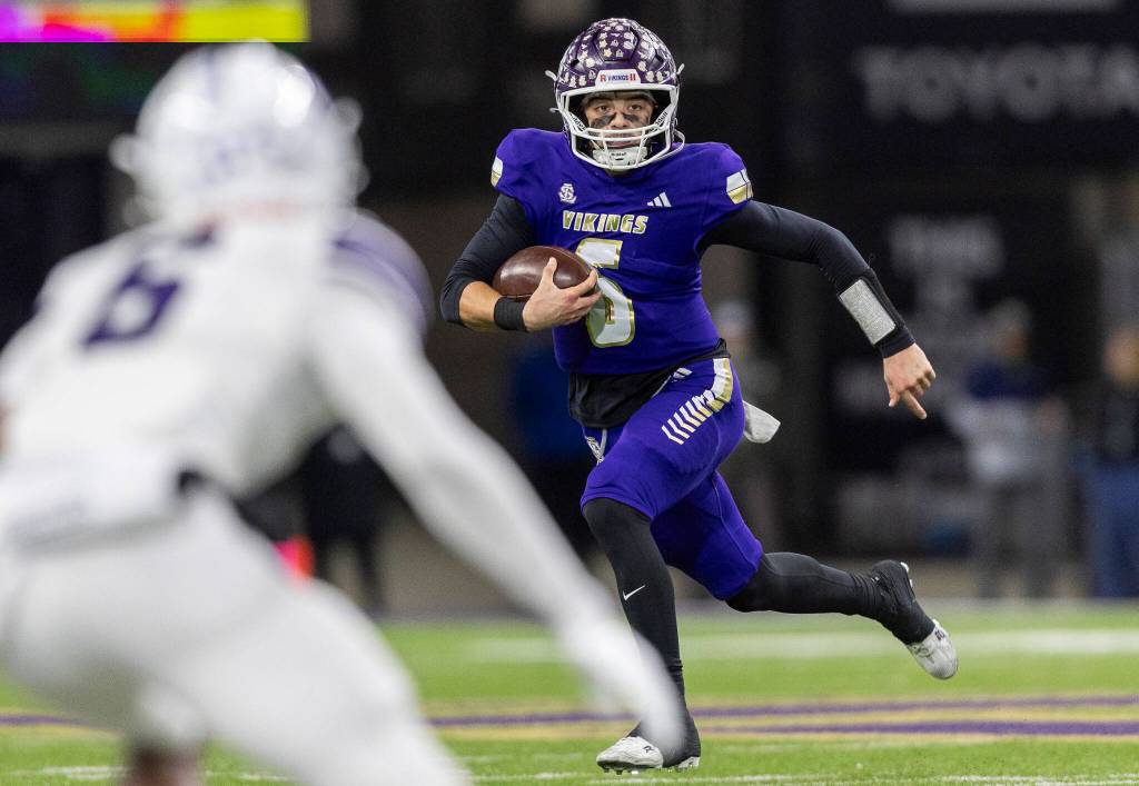 Lake Stevens Blake Moser runs the ball during the 4A state championship game against Sumner at Husky Stadium on Saturday, Dec. 6, 2025 in Seattle, Washington. (Olivia Vanni / The Herald)