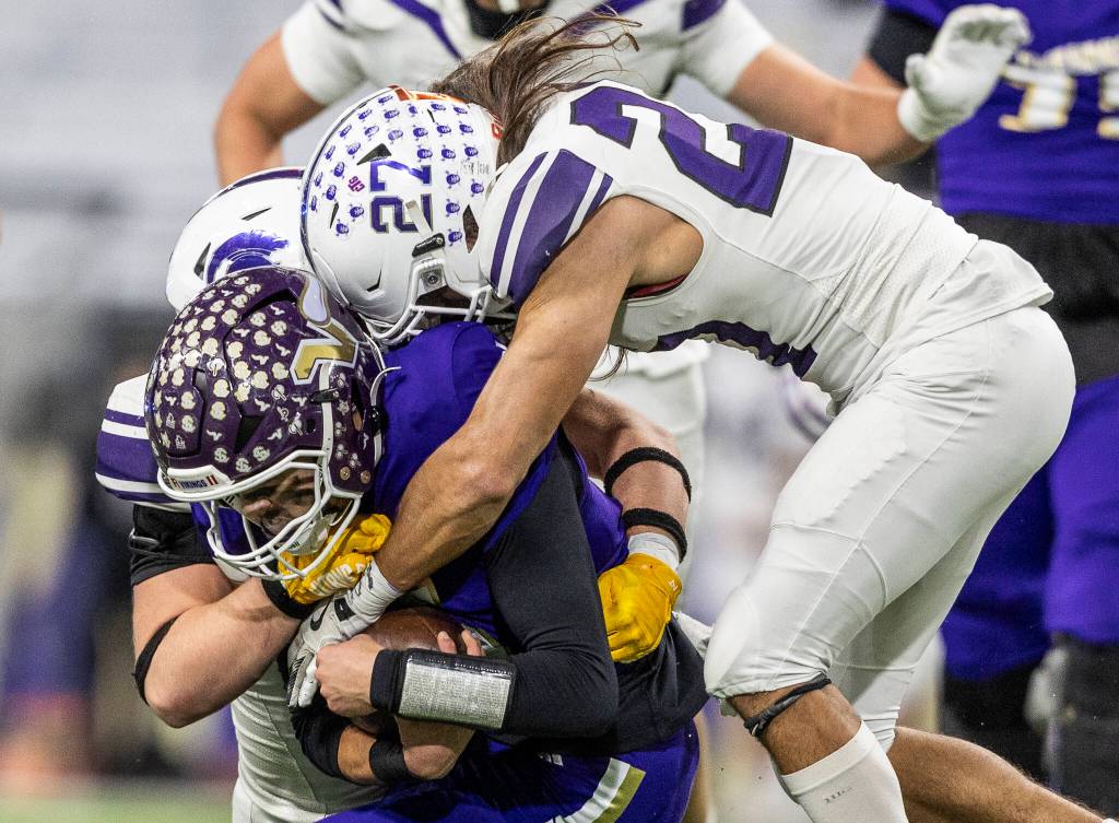 Lake Stevens Blake Moser is tackled by Sumners Elias Isaacs during the 4A state championship game at Husky Stadium on Saturday, Dec. 6, 2025 in Seattle, Washington. (Olivia Vanni / The Herald)