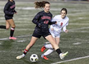 Snohomish’s Lizzie Allyn dribbles the ball upfield during the game against Stanwood on Oct. 27, 2025 in Snohomish, Washington. (Olivia Vanni / The Herald)