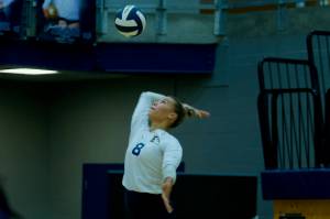 Everett junior Ava Gonzalez serves the ball during the Seagulls' 3-1 win against Glacier Peak at Everett High School on Sept. 15, 2025. (Joe Pohoryles / The Herald)