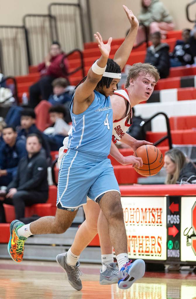 Snohomishs Hudson Smith dribbles the ball up the court while being defended by Meadowdales Hasaan Motley during the game on Monday, Jan. 5, 2026 in Snohomish, Washington. (Olivia Vanni / The Herald)