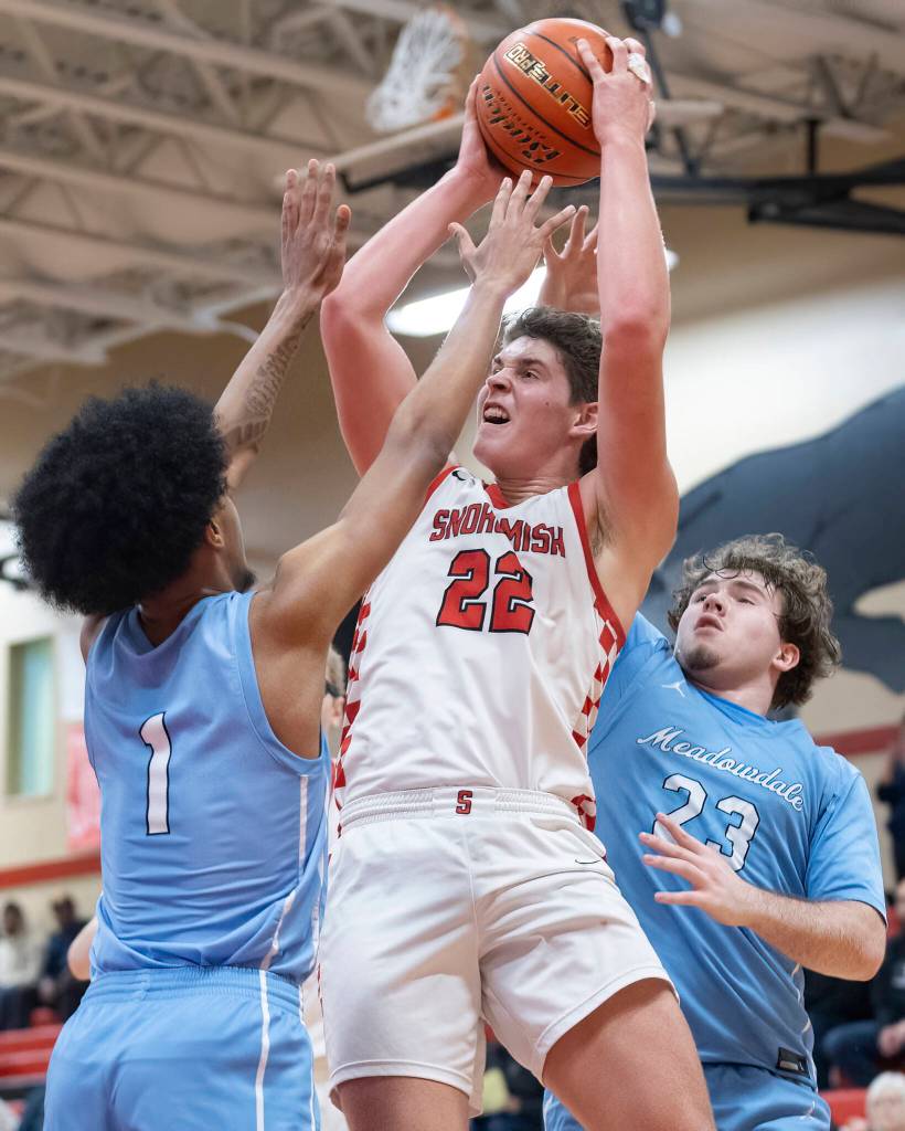 Snohomishs Deyton Wheat makes a shot while Meadowdales Noah Million and Marley Miller defend during the game on Monday, Jan. 5, 2026 in Snohomish, Washington. (Olivia Vanni / The Herald)
