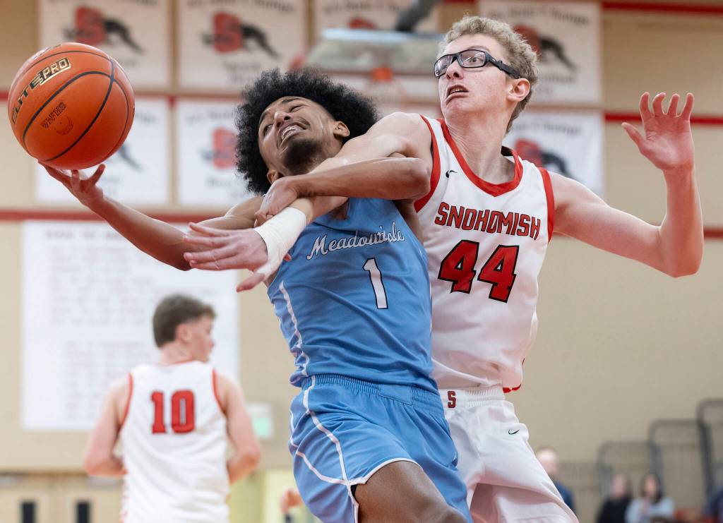 Meadowdales Noah Million tries to keep possession of the ball while Snohomishs Julian Buck defend during the game on Monday, Jan. 5, 2026 in Snohomish, Washington. (Olivia Vanni / The Herald)