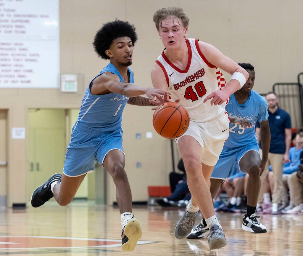 Snohomishs Hudson Smith dribbles the ball up the court while Meadowdales Noah Million defends during the game on Monday, Jan. 5, 2026 in Snohomish, Washington. (Olivia Vanni / The Herald)
