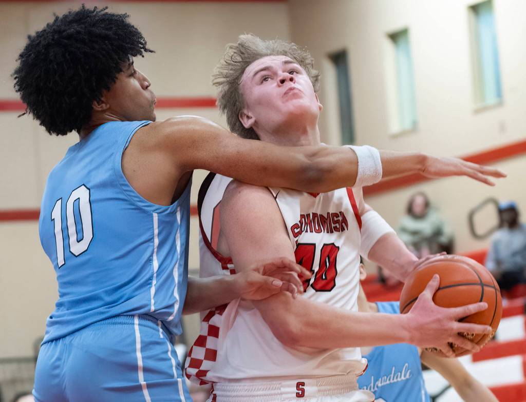 Snohomishs Hudson Smith tries to take a shot while Meadowdales Khalil Botley defends during the game on Monday, Jan. 5, 2026 in Snohomish, Washington. (Olivia Vanni / The Herald)