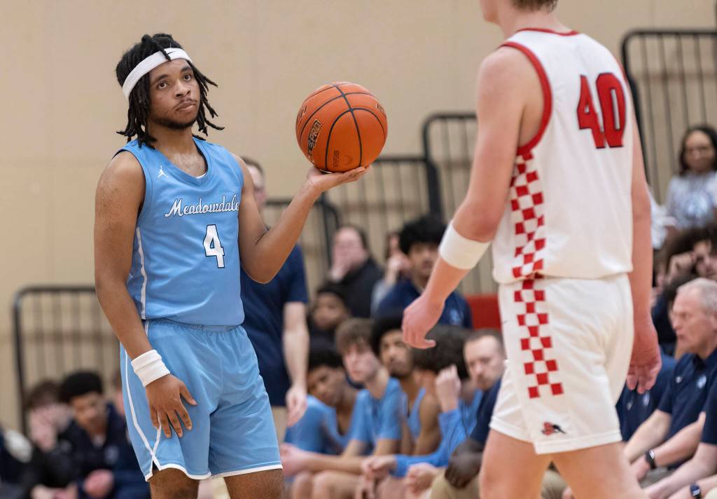 Meadowdales Hasaan Motley looks at the scoreboard during the game against Snohomish on Monday, Jan. 5, 2026 in Snohomish, Washington. (Olivia Vanni / The Herald)