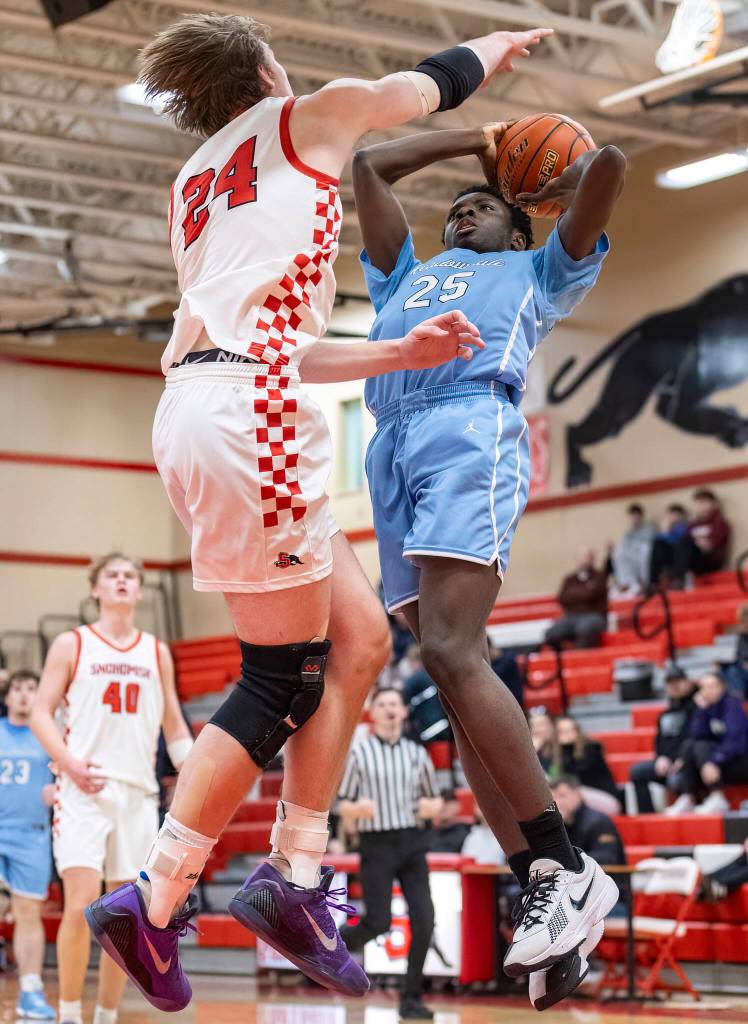 Meadowdales Orion Ezeonwuka makes a jump shot while Snohomishs Luke Davis defends during the game on Monday, Jan. 5, 2026 in Snohomish, Washington. (Olivia Vanni / The Herald)