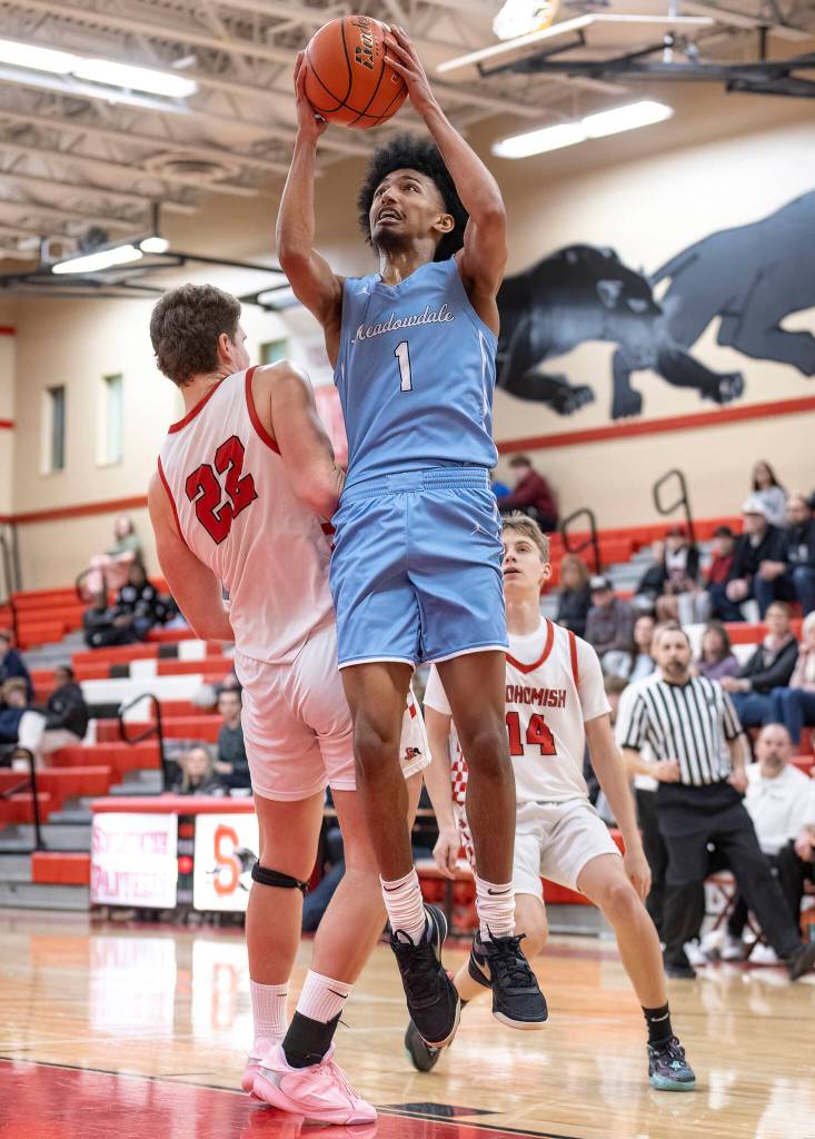 Meadowdales Noah Million makes a layup past Snohomishs Deyton Wheat during the game on Monday, Jan. 5, 2026 in Snohomish, Washington. (Olivia Vanni / The Herald)