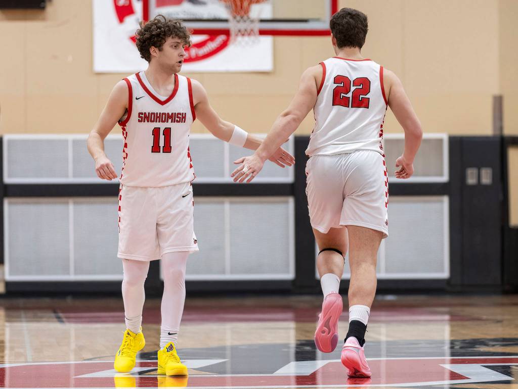 Snohomishs Grady Rohrich high-fives Deyton Wheat during the game against Meadowdale on Monday, Jan. 5, 2026 in Snohomish, Washington. (Olivia Vanni / The Herald)
