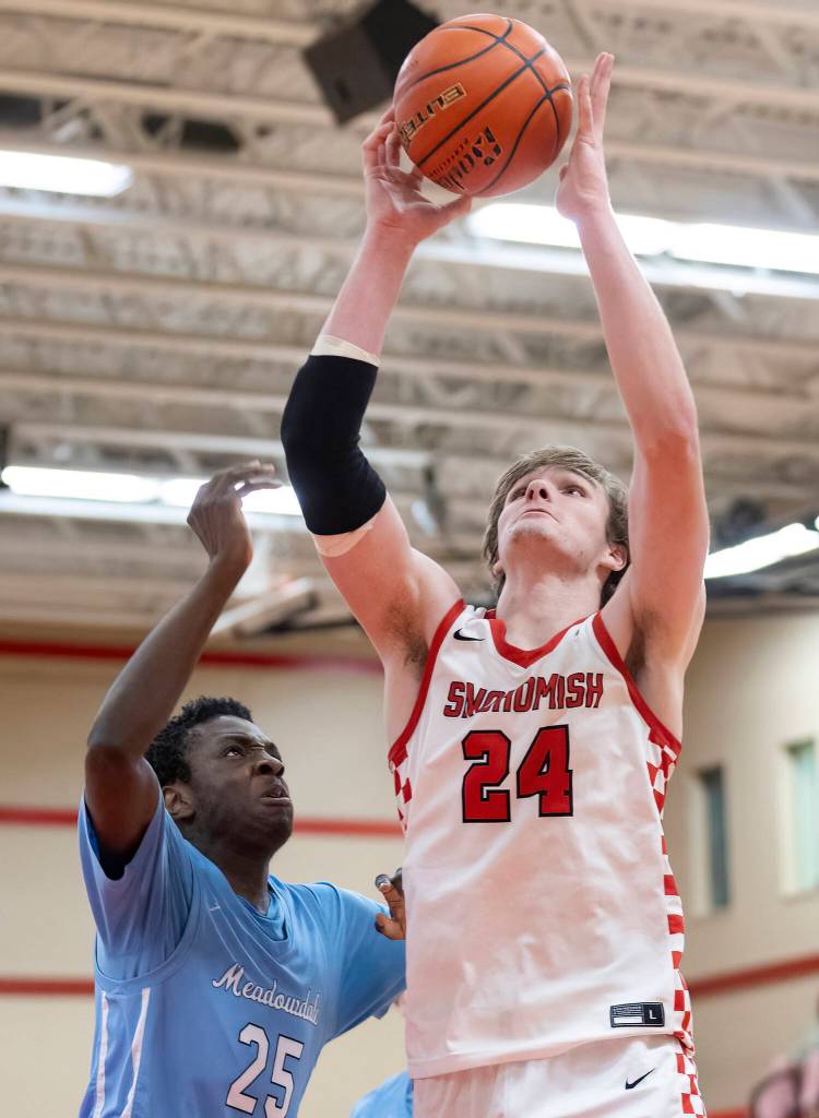 Snohomishs Luke Davis takes a shot while Meadowdales Orion Ezeonwuka defends during the game on Monday, Jan. 5, 2026 in Snohomish, Washington. (Olivia Vanni / The Herald)