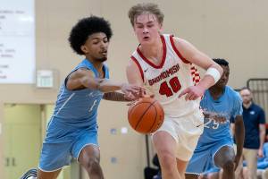 Snohomish’s Hudson Smith dribbles the ball up the court while Meadowdale’s Noah Million defends during the game on Monday, Jan. 5, 2026 in Snohomish, Washington. (Olivia Vanni / The Herald)