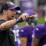 Offensive coordinator Klint Kubiak coaches a practice for the Minnesota Vikings in 2021. (Anthony Soufflé / The Minnesota Star Tribune / Tribune News Services)
