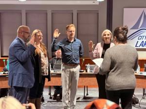 From left, newly elected Lake Stevens City Council members Brian McManus, Tosha Edwards, Nathan Packard and Sabina Araya are sworn on Tuesday, Jan. 6, 2025. (Taylor Scott Richmond / The Herald)