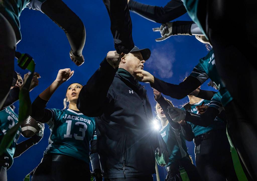 Jackson head coach Ryan Simmons leads the team in a cheer at halftime during the game against Squalicum on Wednesday, Jan. 7, 2026 in Everett, Washington. (Olivia Vanni / The Herald)