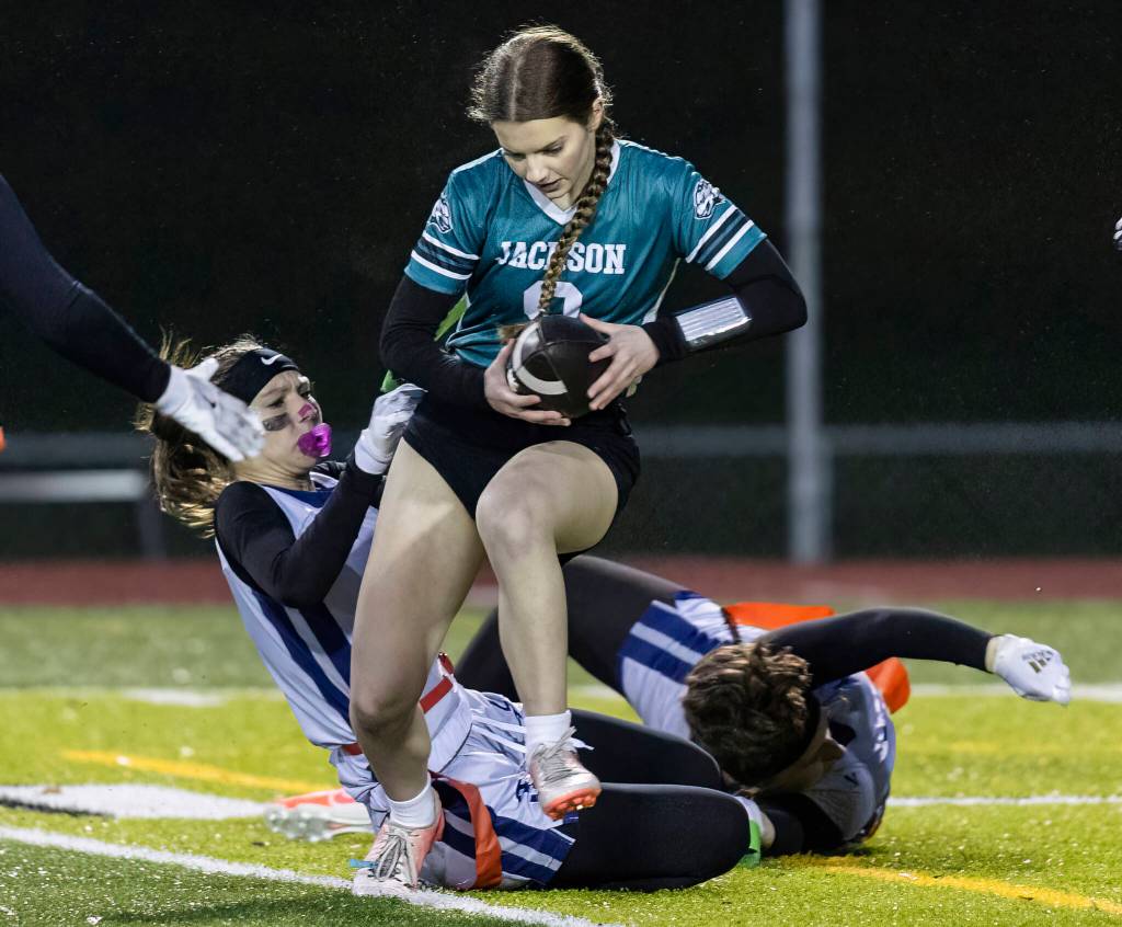 Jacksons Laila Lowery runs the ball during the game against Squalicum on Wednesday, Jan. 7, 2026 in Everett, Washington. (Olivia Vanni / The Herald)