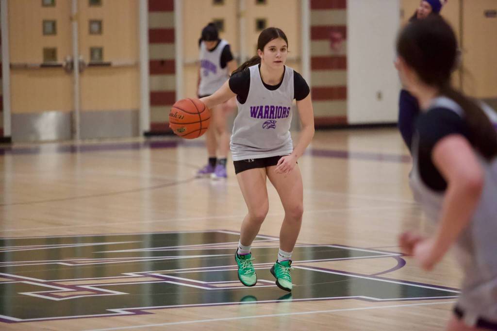 Edmonds-Woodway freshman Amara Leckie surveys the court during practice at the Edmonds-Woodway High School gymnasium on Jan. 8, 2026. (Joe Pohoryles / The Herald)
