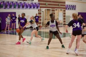 The Edmonds-Woodway girls basketball team practices at the Edmonds-Woodway High School gymnasium on Jan. 8, 2026. (Joe Pohoryles / The Herald)