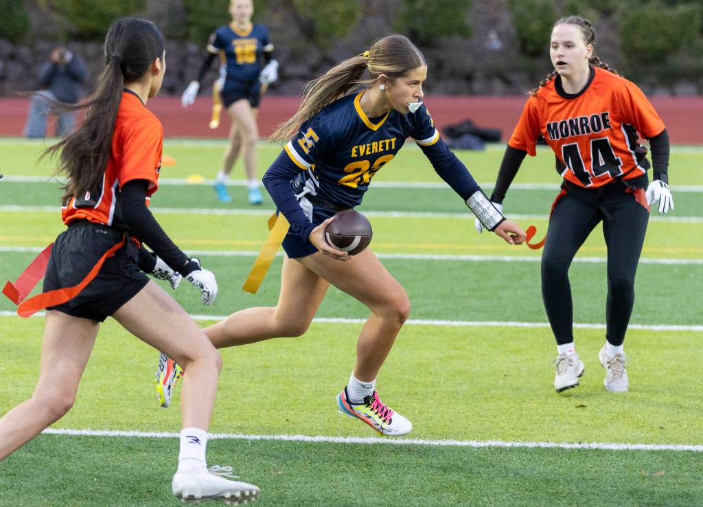 Everetts Anna Luscher runs the ball against Monroe during the game on Wednesday, Jan. 14, 2026 in Everett, Washington. (Olivia Vanni / The Herald)