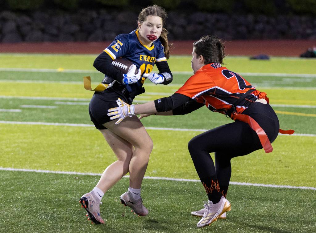 Everetts Amiya Tolstedt runs the ball against Monroe during the game on Wednesday, Jan. 14, 2026 in Everett, Washington. (Olivia Vanni / The Herald)