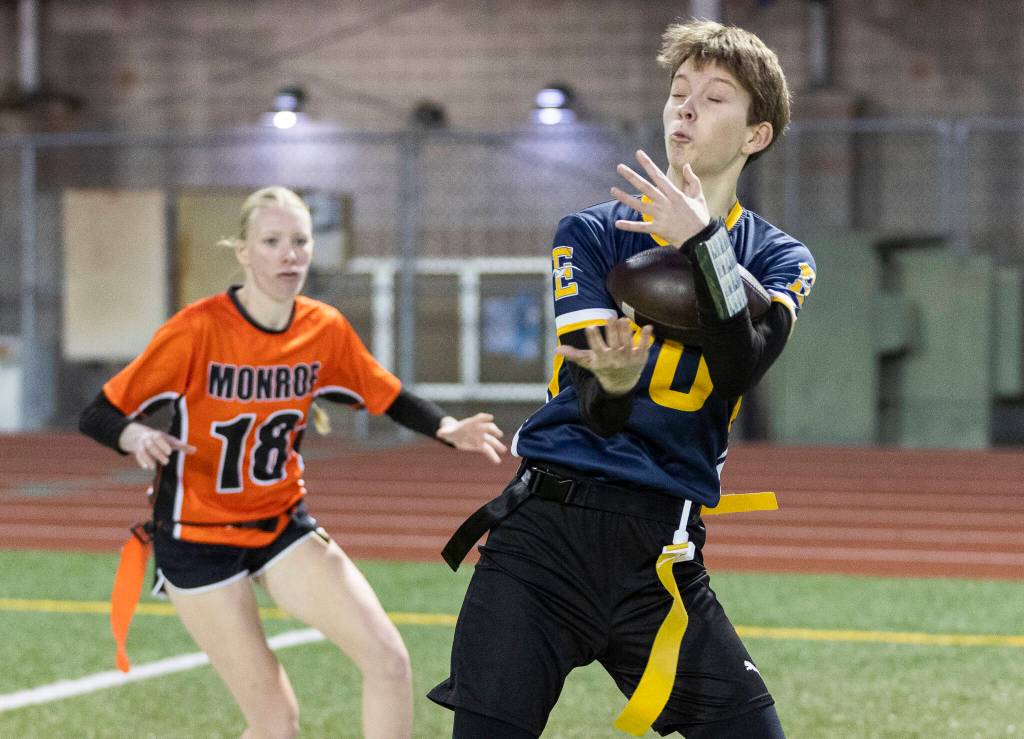 Everetts Mila Kosovich catches the ball in the end zone for a touchdown against Monroe during the game on Wednesday, Jan. 14, 2026 in Everett, Washington. (Olivia Vanni / The Herald)
