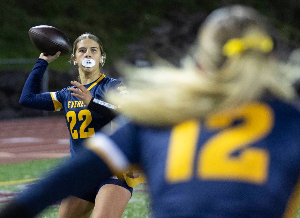 Everetts Anna Luscher throws the ball against Monroe during the game on Wednesday, Jan. 14, 2026 in Everett, Washington. (Olivia Vanni / The Herald)