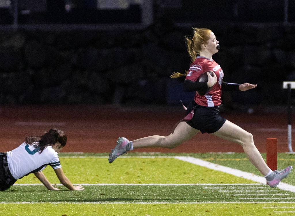 Cascades Caylee Krestel runs the ball into the end zone for a touchdown against Jackson during the game on Wednesday, Jan. 14, 2026 in Everett, Washington. (Olivia Vanni / The Herald)