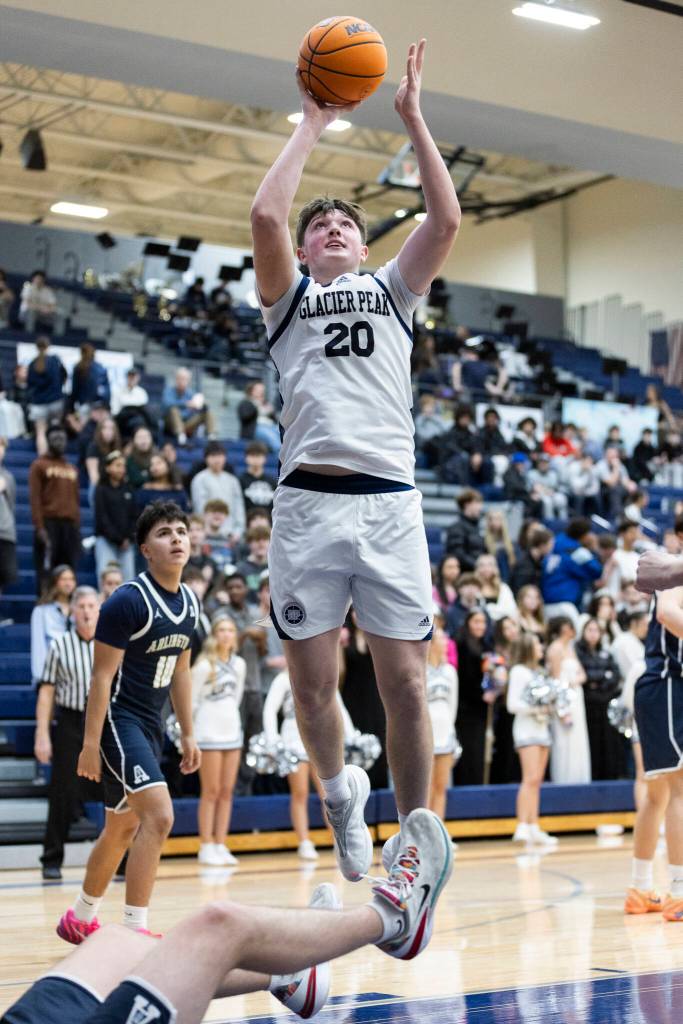 Glacier Peaks Zachary Albright makes a jump shot during the game against Arlington on Friday, Jan. 16, 2026 in Snohomish, Washington. (Olivia Vanni / The Herald)
