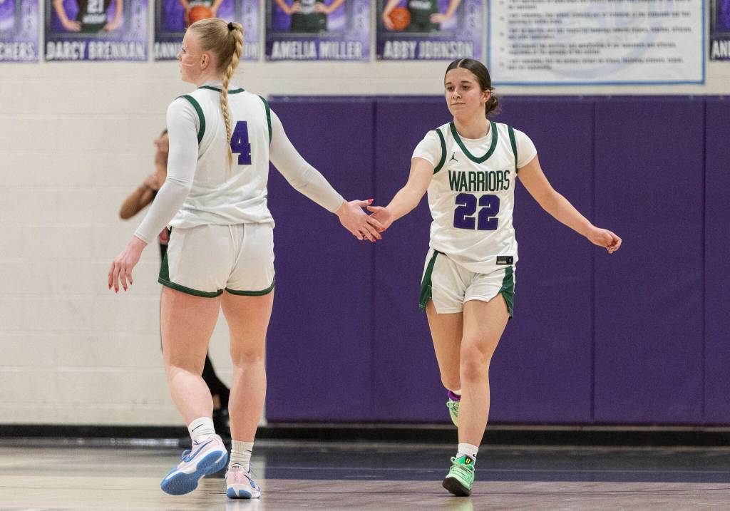 Edmonds-Woodways Amara Leckie high-fives Edmonds-Woodways Finley Wichers during the game against Archbishop Murphy on Tuesday, Jan. 20, 2026 in Edmonds, Washington. (Olivia Vanni / The Herald)