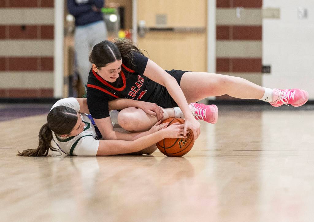 Archbishop Murphys Brooke Blachly and Edmonds-Woodways Amara Leckie scramble for a loose ball during the game on Tuesday, Jan. 20, 2026 in Edmonds, Washington. (Olivia Vanni / The Herald)